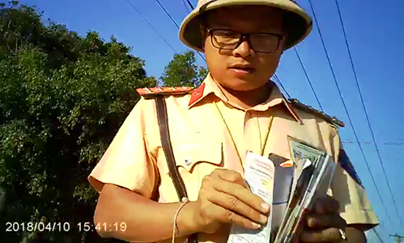 Cảnh sát giao thông Gia Lai Lần sau bỏ vào đây cho gọn