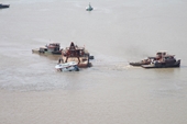 Trục vớt thành công xà lan bị đâm chìm dưới sông Sài Gòn