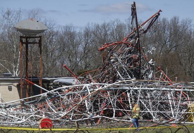 Sập tháp truyền hình cao 600m ở Mỹ, nhiều người thương vong