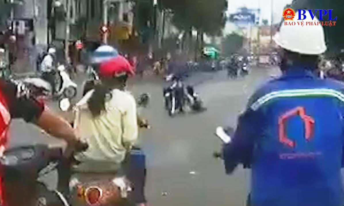 Clip Cô gái bị kéo lê hàng chục mét ở giữa giao lộ trung tâm TPHCM
