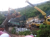 Hiện trường vụ sập cầu tại Đam Rông, xe 18 tấn “cưỡi” lên cầu tải trọng 5 tấn