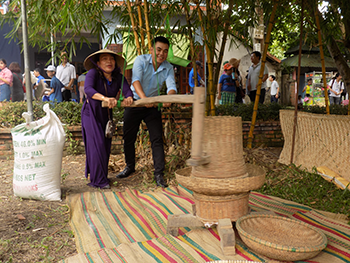 Đến cầu ngói Thanh Toàn, đi chợ quê ngày hội