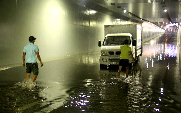 Trong ngày nghỉ lễ, hầm chui trăm tỷ chạy đua tiến độ phục vụ Apec lại ngập nước