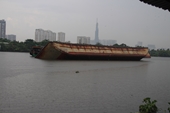 Điều tra vụ sà lan chở cát lật nhào trên sông Sài Gòn