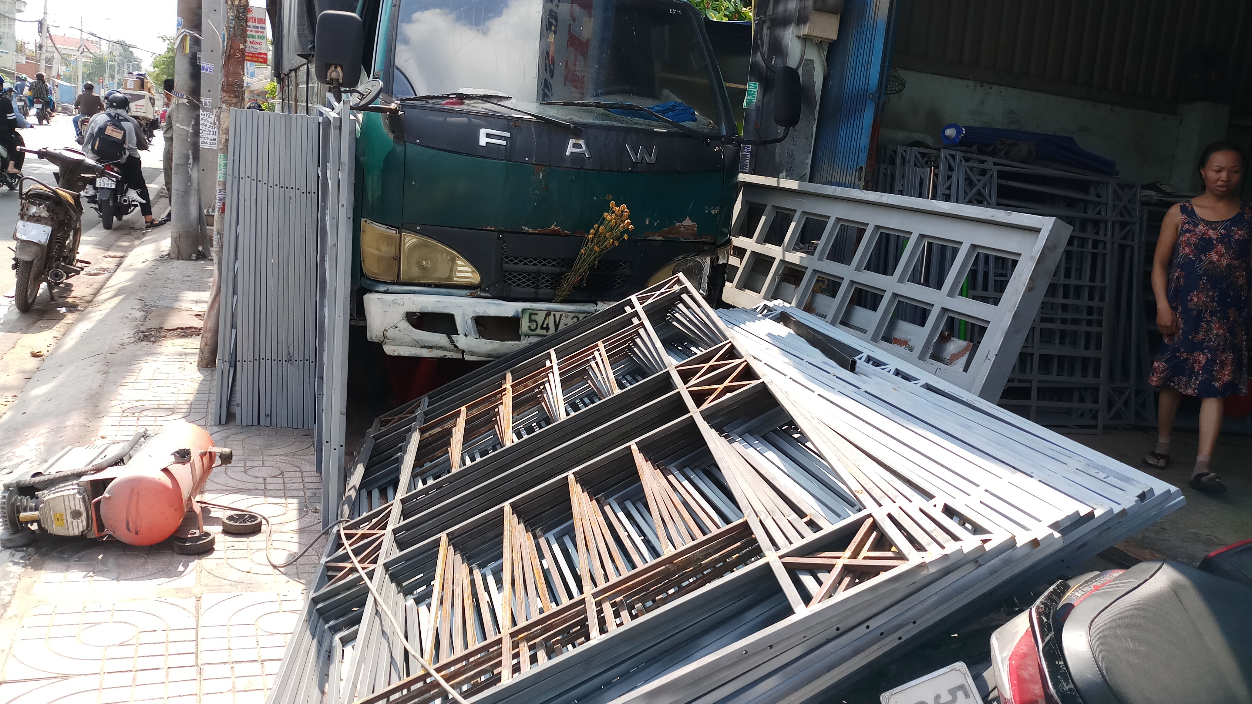 Kinh hoàng cảnh xe tải lao lên vỉa hè tông nát 2 quán ăn