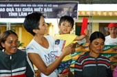 Hoa hậu H’Hen Niê trao quà thiện nguyện cho các hộ nghèo ở Lâm Đồng