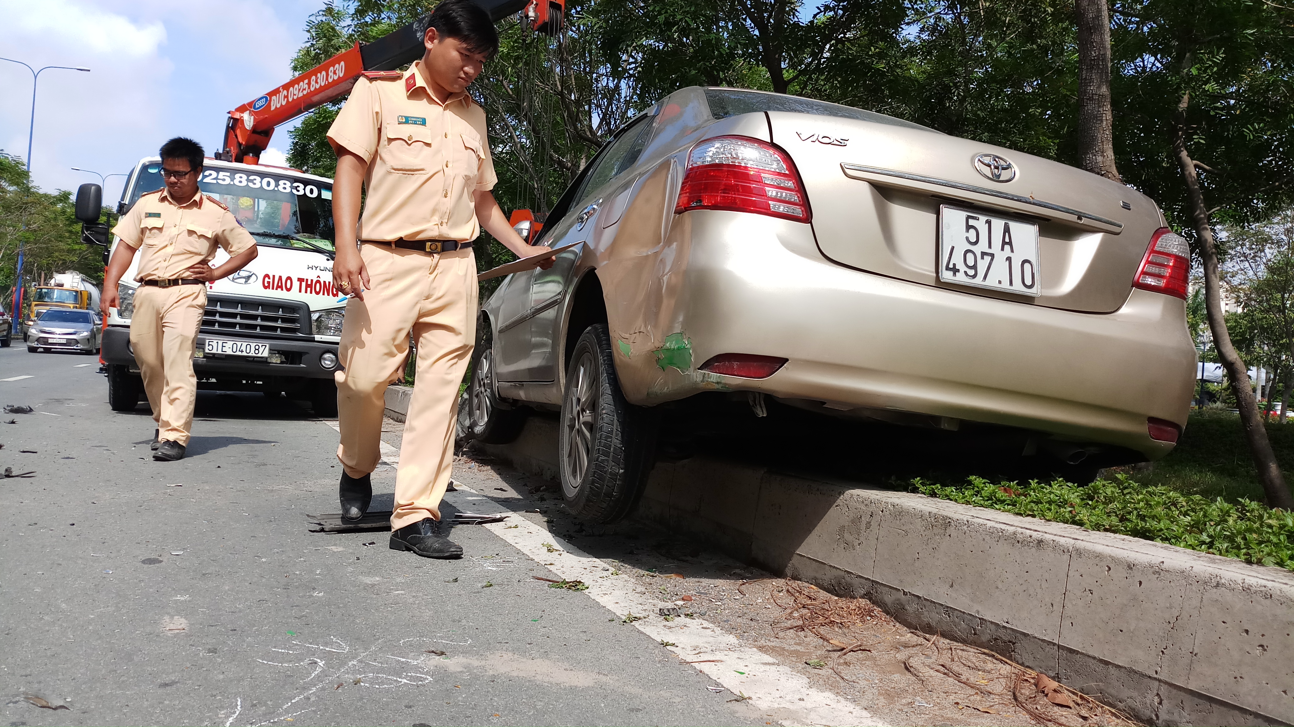 Xe cứu hỏa hất taxi công nghệ bay lên lề đường, 4 người thoát chết