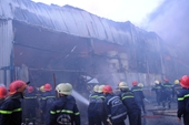 Cháy lớn tại công ty giấy trong khu công nghiệp Vĩnh Lộc, TP Hồ Chí Minh