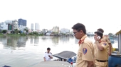 Ghe hơn 100 tấn chìm ở sông Sài Gòn, 3 người thoát chết