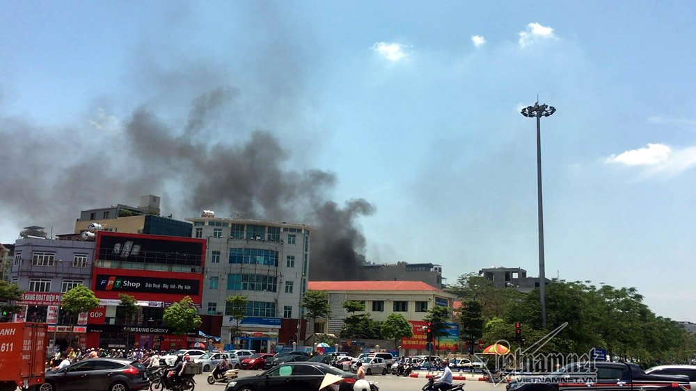 Giữa trưa dân Thủ đô náo loạn xô chậu xách nước dập lửa