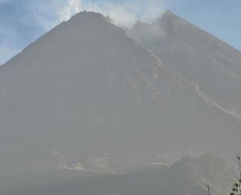 Núi lửa Merapi phun bụi cao 3,5km, người dân Indonesia ùn ùn sơ tán