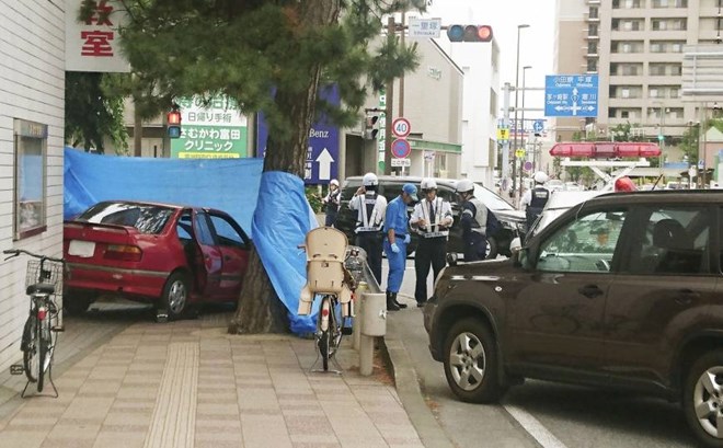 Cụ bà 90 tuổi lái xe đâm lên vỉa hè, 1 người đi bộ thiệt mạng