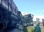 Vượt ẩu qua đường sắt, xe bồn bê tông bị tàu hàng đâm nát đầu