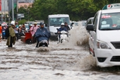 Người dân bức xúc vì chỉ vài cơn mưa nhiều tuyến đường TP Hồ Chí Minh đã ngập
