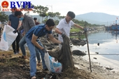 Hơn 2000 người dọn rác âu thuyền Thọ Quang