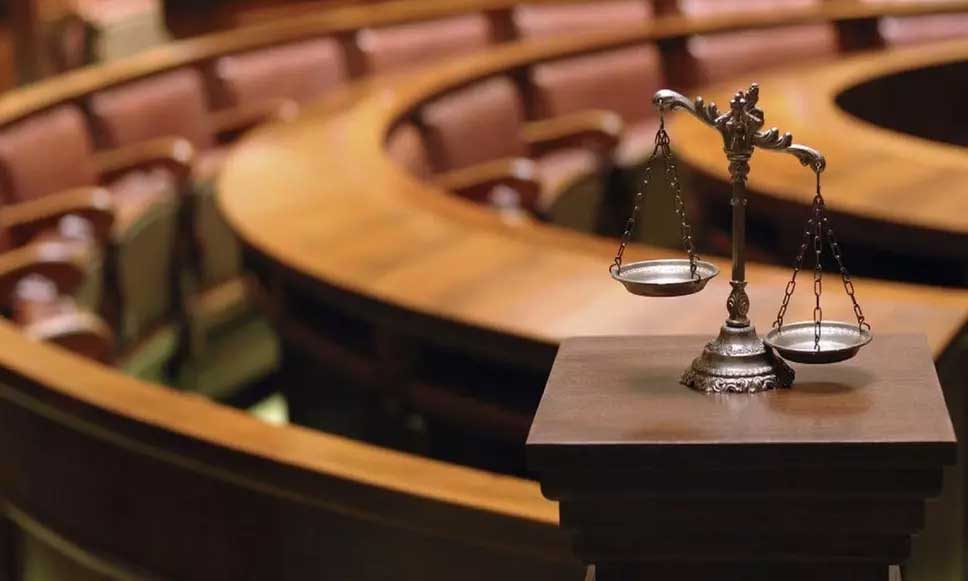 Nghi phạm chứng minh vô tội bằng cách  tự tụt quần trước tòa