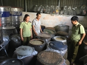 Cơ sở sản xuất rượu Hương Việt sử dụng nguyên liệu mốc