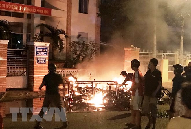 Giải tán các đối tượng quá khích tụ tập gây rối tại Bình Thuận