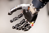 Người đầu tiên sống với cánh tay robot điều khiển bằng tâm trí