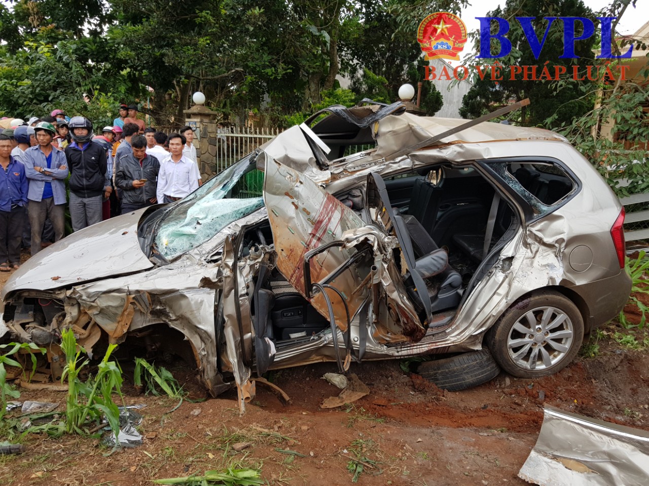 Xe tải đâm ô tô con bẹp dúm, 1 người chết, 4 người khác bị thương nặng