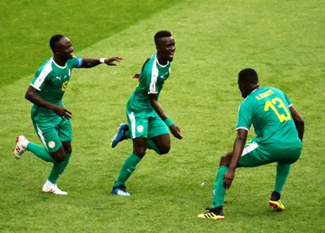 “Đại bàng trắng” Ba Lan gục ngã ngày ra quân