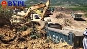 Mỏ đất bị sập vùi lấp 2 xe tải, tài xế bị mắc kẹt trong cabin tại Hà Tĩnh