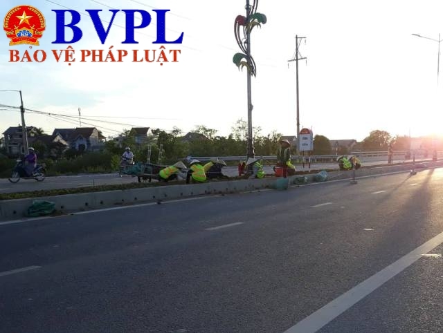 Người dân vất vả tìm cách “trốn” nắng nóng gay gắt trên 40 độ