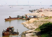 Phó Thủ tướng chỉ đạo xử lý nghiêm tình trạng khai thác cát trái phép trên sông Hồng