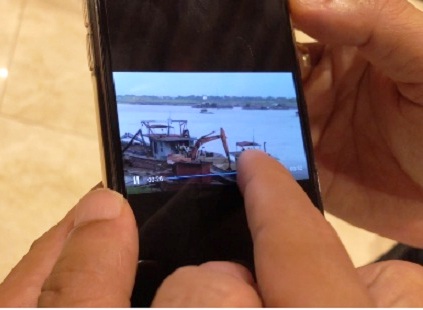 Chủ tịch UBND TP Hà Nội yêu cầu làm rõ tàu Công an trong clip về cát tặc