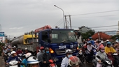 Tai nạn chết người, cầu Phú Xuân tê liệt nhiều giờ