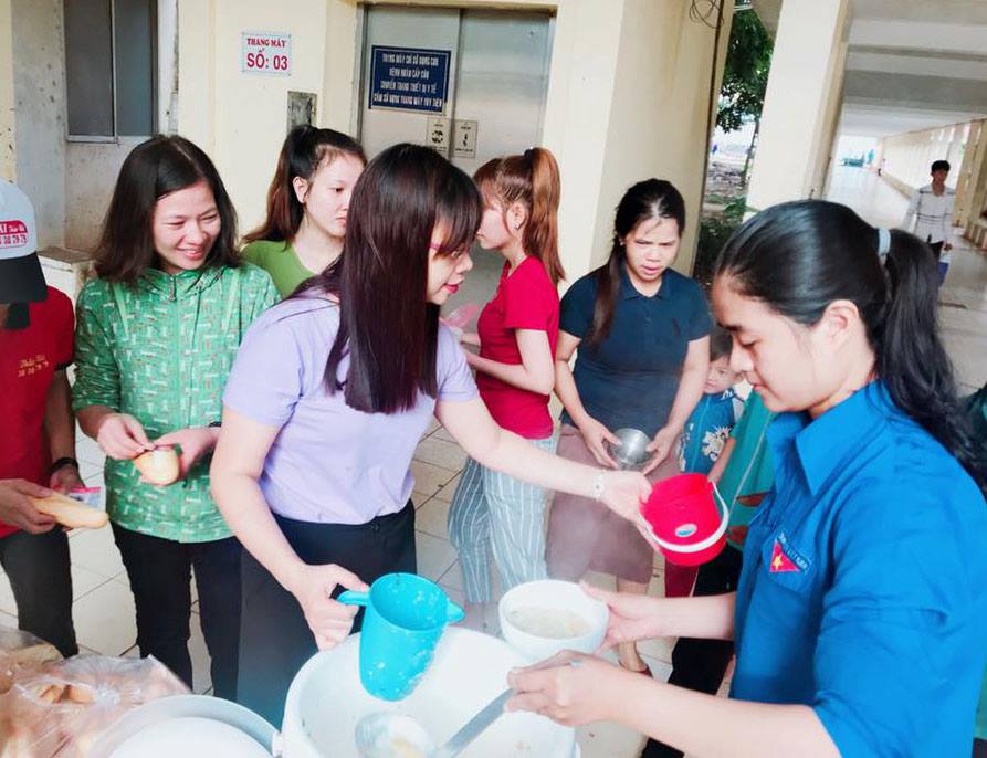 “Nồi cháo tình thương” của Chi đoàn VKSND tỉnh Bình Phước với các bệnh nhân nghèo