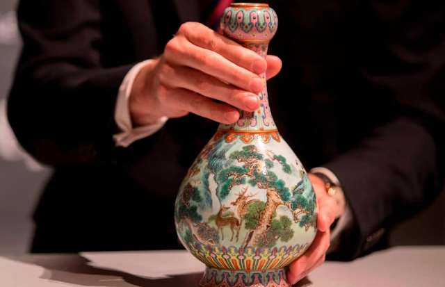 Lọ hoa cũ trên gác mái bán được hơn 400 tỷ đồng