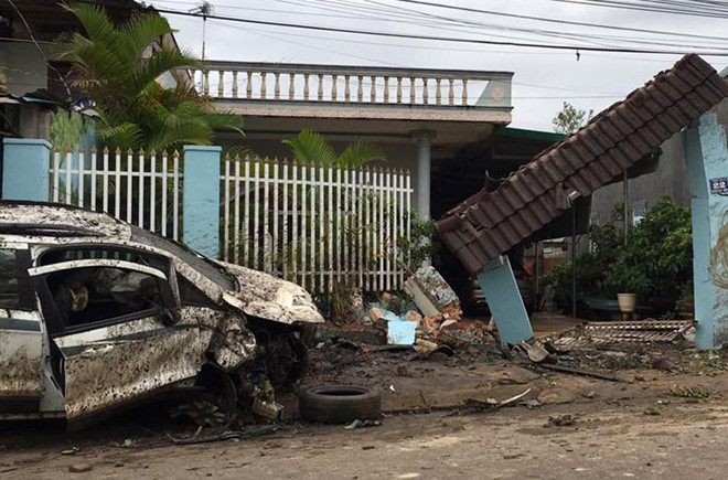 Chạy quá tốc độ, ô tô lao thẳng vào nhà dân, 4 người bị thương