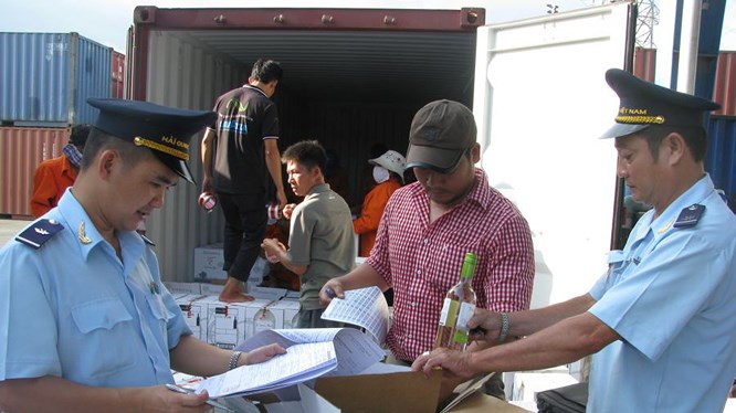 Nghiêm cấm tự đặt thêm điều kiện kinh doanh, thủ tục kiểm tra chuyên ngành trái quy định của pháp luật