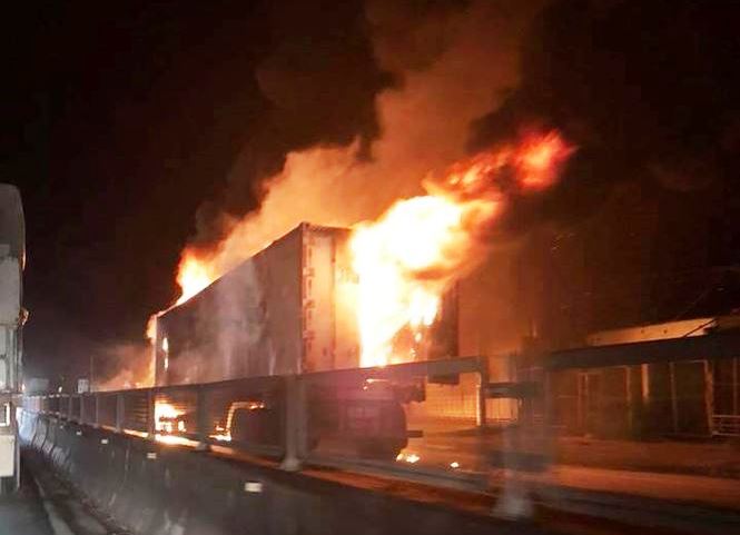 Xe container cháy nổ bí ẩn trong đêm