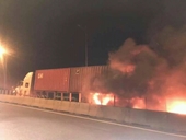 Xe khách tông container, cháy dữ dội trên cao tốc, 2 người chết