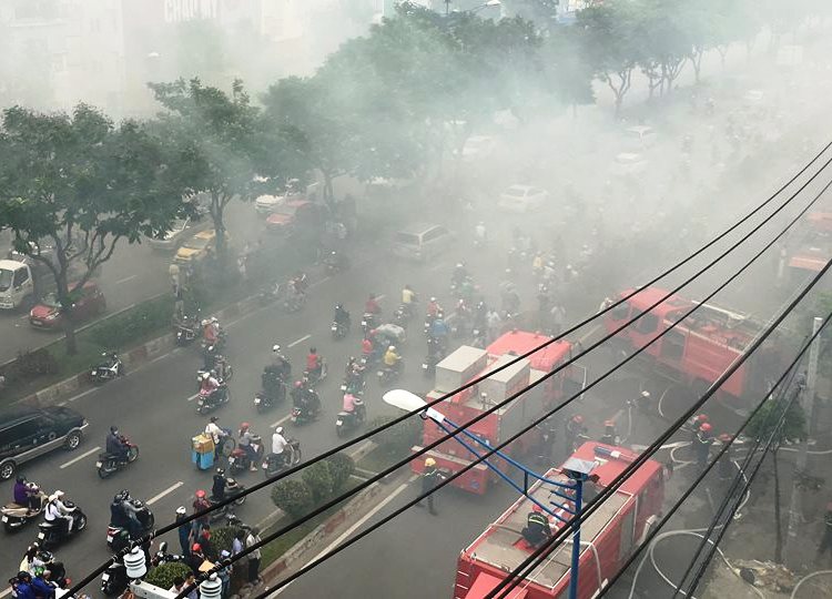 Cơ sở sản xuất sofa sát siêu thị Coopmart cháy lớn, nhiều người hoảng loạn tháo chạy