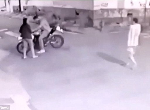 Cướp nhầm cảnh sát, tên côn đồ bị bắn chết tại chỗ