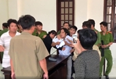 Kiểm sát viên và phóng viên bị đánh ngay tại tòa Phải nghiêm trị đối tượng chống người thi hành công vụ