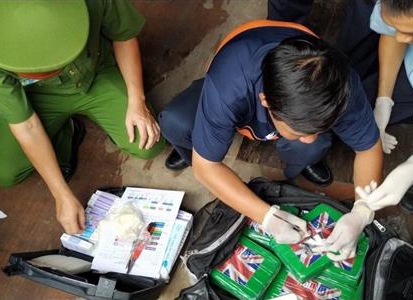 Phát hiện 100 bánh cocaine trị giá khoảng 800 tỷ đồng giấu trong container