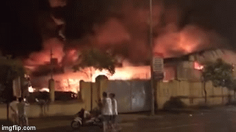 Cháy lớn trong đêm thiêu rụi chợ Gạo và nhà máy nhựa ở TP Hưng Yên
