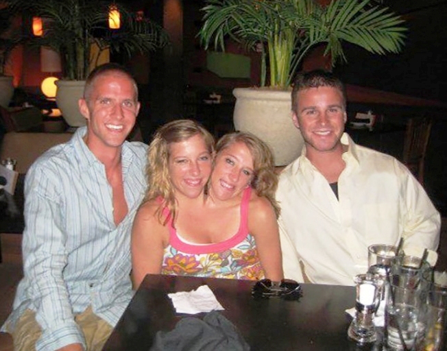 Cuộc đời không thể tin được của thiếu nữ hai đầu