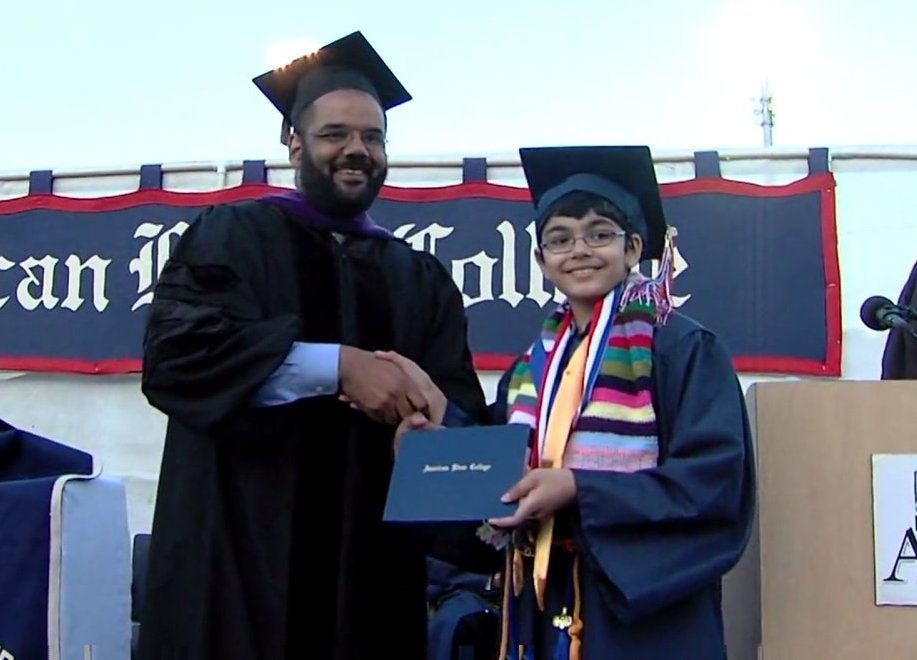 Cậu bé 11 tuổi tốt nghiệp đại học Mỹ