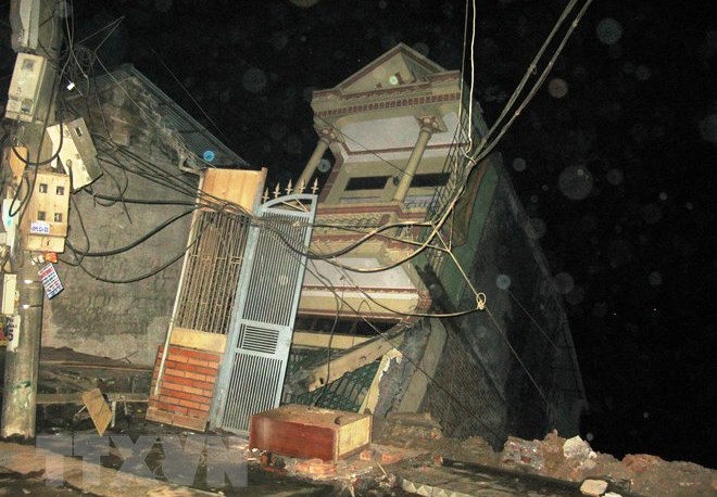 Sạt lở làm 4 nhà dân trôi hoàn toàn xuống sông Đà