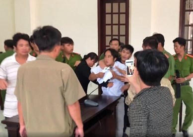 Phê chuẩn khởi tố bị can trong vụ đánh Kiểm sát viên, phóng viên tại Tòa