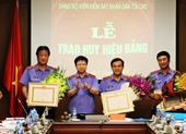 Trao tặng Huy hiệu Đảng và triển khai công tác Đảng 6 tháng cuối năm 2018
