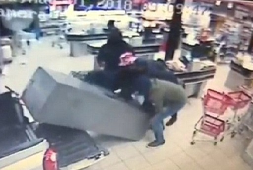 Nhóm cướp cuỗm cả cây ATM tháo chạy