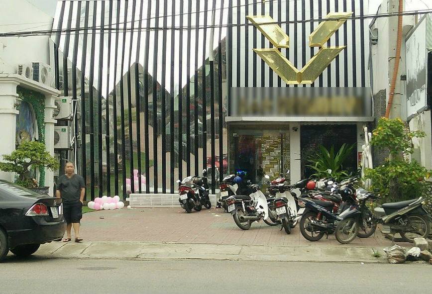 Hai nhóm đánh nhau kinh hoàng tại quán bar, 2 người chết, nhiều người bị thương