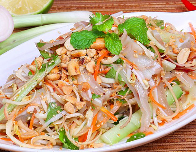 Ngon miệng với món nộm tai heo xoài xanh giòn sần sật