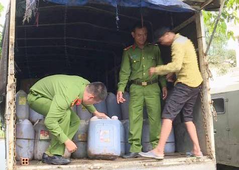 Bắt giữ hơn 6 000 lít dầu ăn đã qua sử dụng trên đường đi tái chế